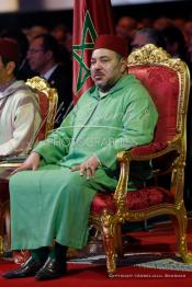 Image du Maroc Professionnelle de  Le Roi Mohammed VI du Maroc entame une campagne pour promouvoir le plan de décentralisation marocain et stimuler les investissements à Laayoune, samedi 7 novembre 2015. Le Roi Mohammed VI effectue sa première visite officielle au Sahara depuis 2006, à l'occasion du 40e anniversaire de la Marche verte, son père, le défunt roi Hassan II, avait envoyé 350 000 Marocains sans armes pour recouvrir l'intégrité territoriale du Maroc. (Photo / Abdeljalil Bounhar)